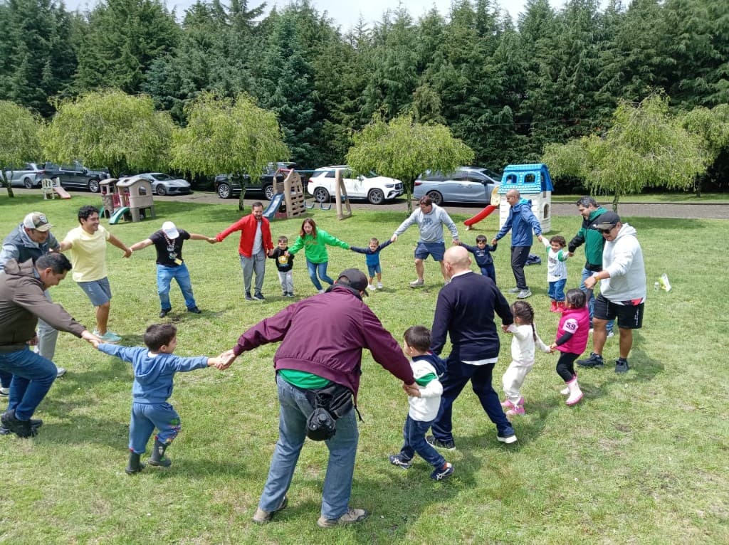 Dinámica grupal con niños y facilitadores en el Ajusco