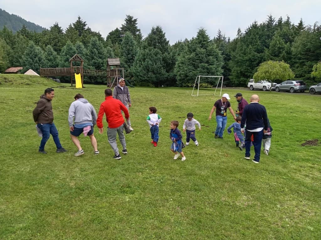 Actividad grupal de trabajo en equipo en el campamento